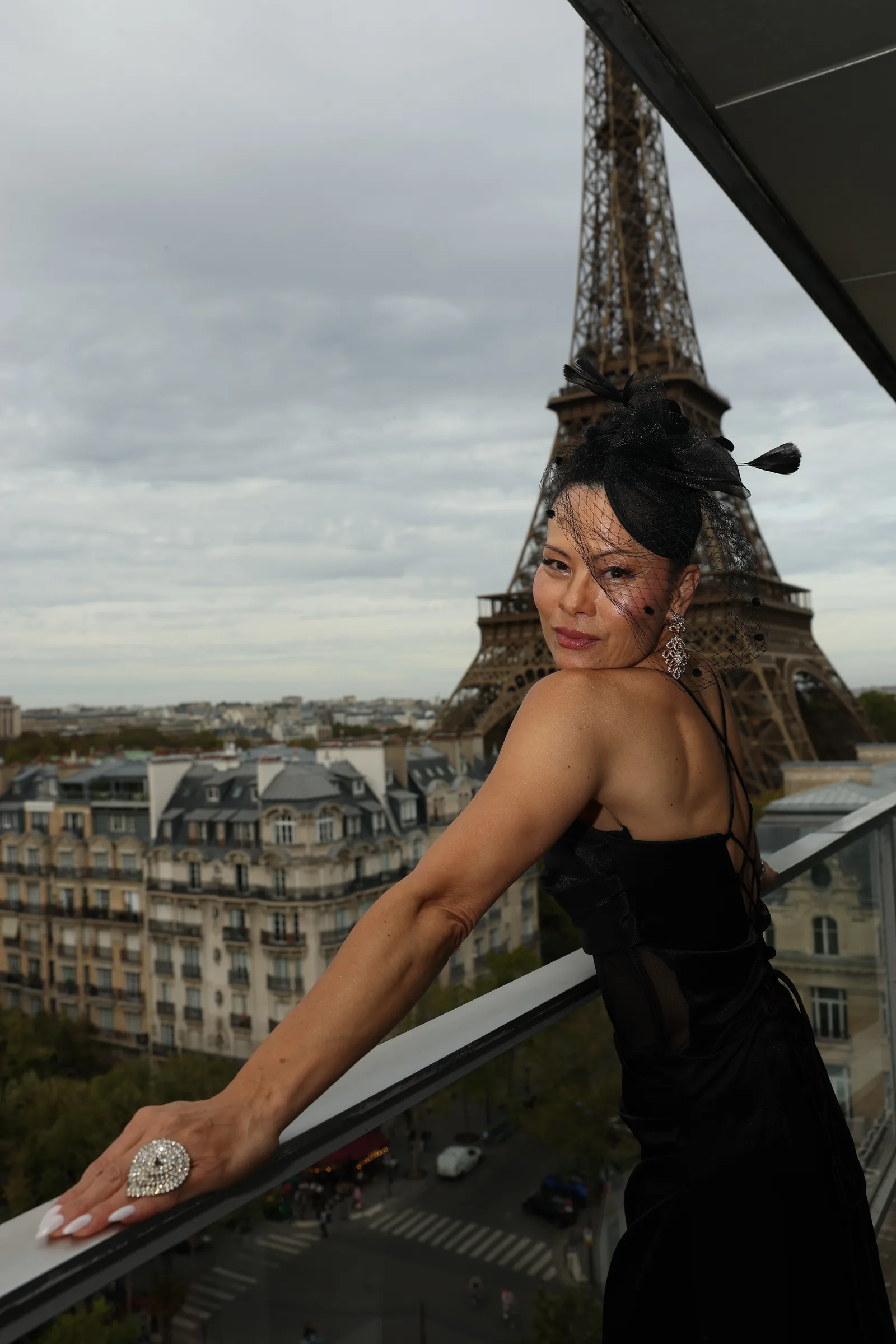 Éditorial mode — robe noire, structure de la Tour Eiffel