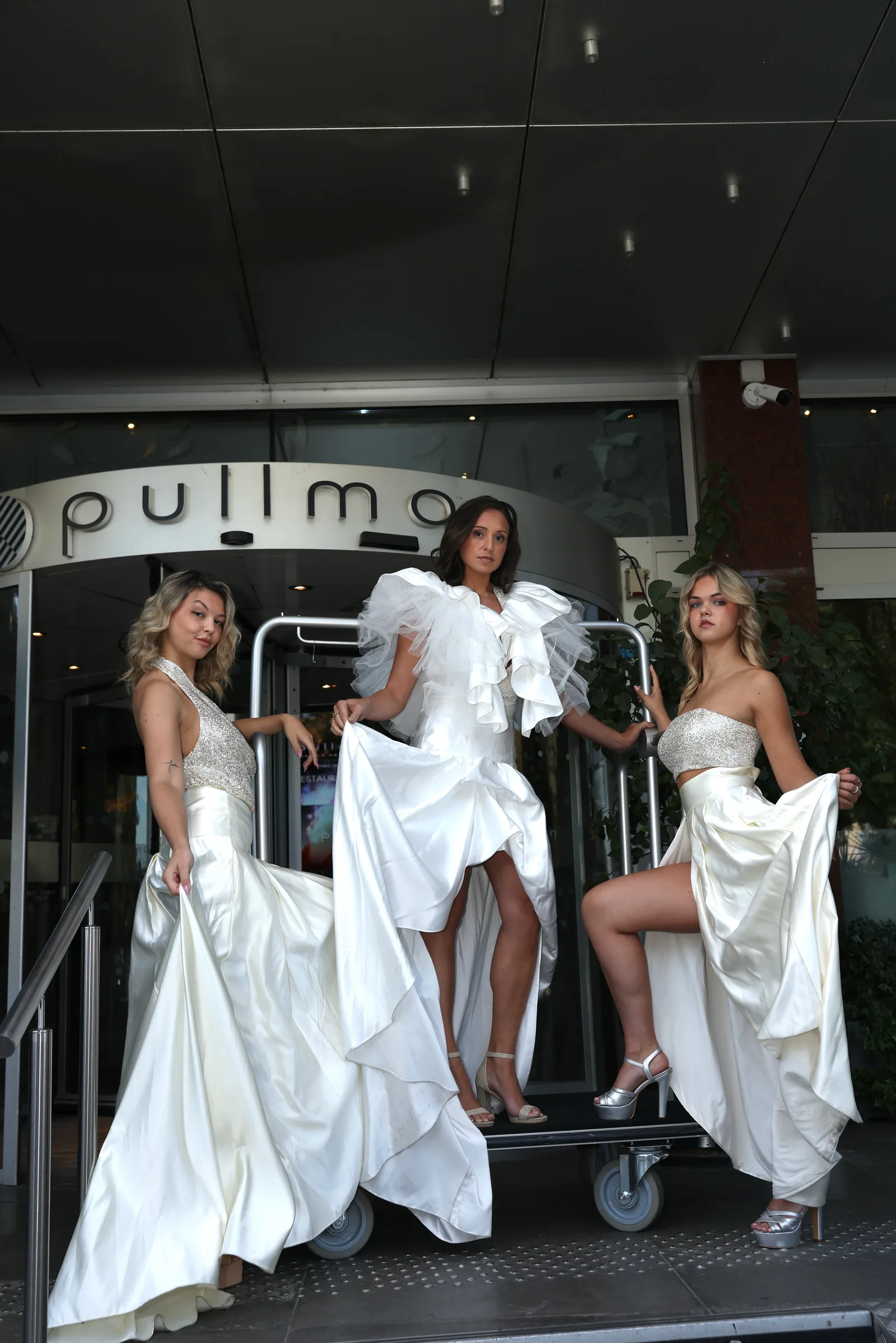 Fashion show — robes blanches, avant-scène