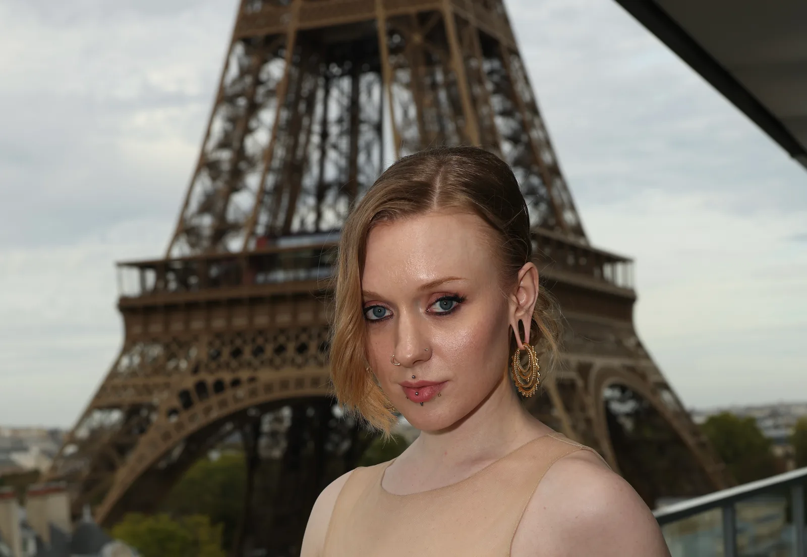 Portrait beauté — la Tour Eiffel en fond